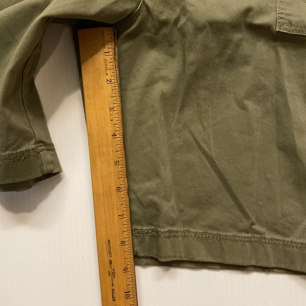 L.L. Favorite Fit Women’s Green Cargo Drawstring Zipper Shorts Item #295236 - 14 - Picture 8 of 8